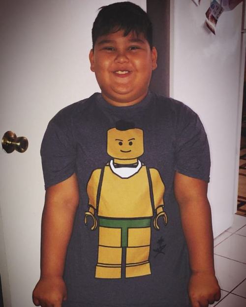 He’s happy with his Chief Hurao Lego tee! Si yu'os ma'ase @tinateos . . Shop at www.run671.big