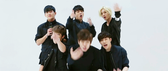 namsoogyu:  While everyone is being so hyper, cool Hoya just stands there clapping