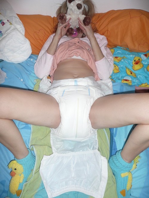 dprdom:wild-wild-unicorn:pampersengel:Looks like a little bedwetter is getting properly diapered for