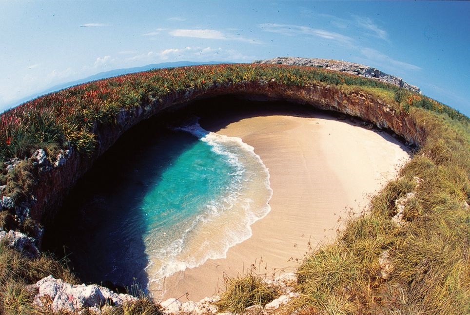 a-night-in-wonderland:  There’s a hidden beach located off the coast of Puerto