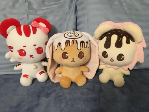  Cinnabunny is ready to say hello! They’re the third plush in my new series called Daisuki Critters!