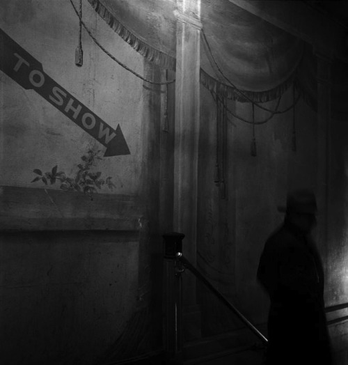 templewhite:  Hubert’s Museum, 1950 Eve Arnold 