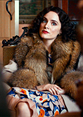 PEAKY BLINDERS FASHION[1/??] Adas Beige Coat And Floral Dress