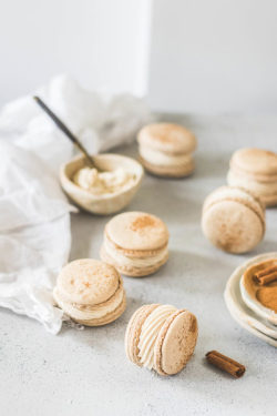 fullcravings:  Cinnamon Roll Macarons