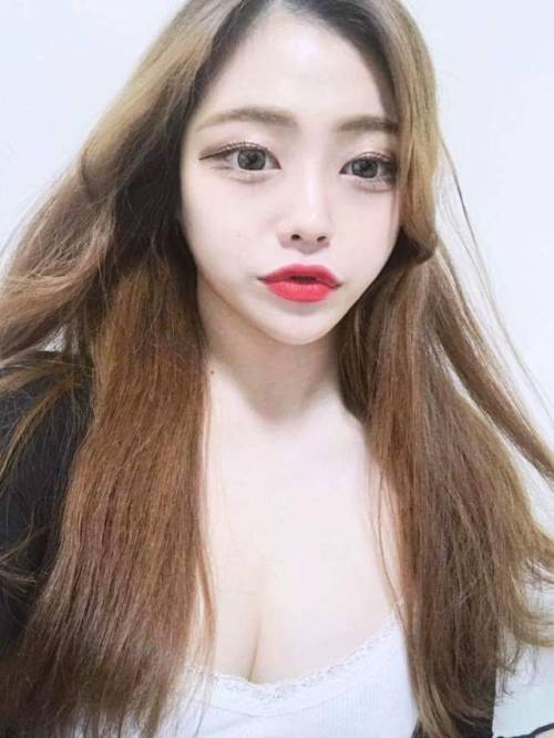 요즘 살기 힘들고..그래서 셀카몇장올릴게요.. 도와주실착하신분들 톡주세요 장난말구요.. 톡주시면 카톡아이디드릴게요