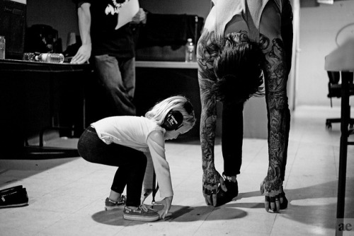 highway-moan:Mitch warming up for his show and teach his daughter how to do the stretches as well. 