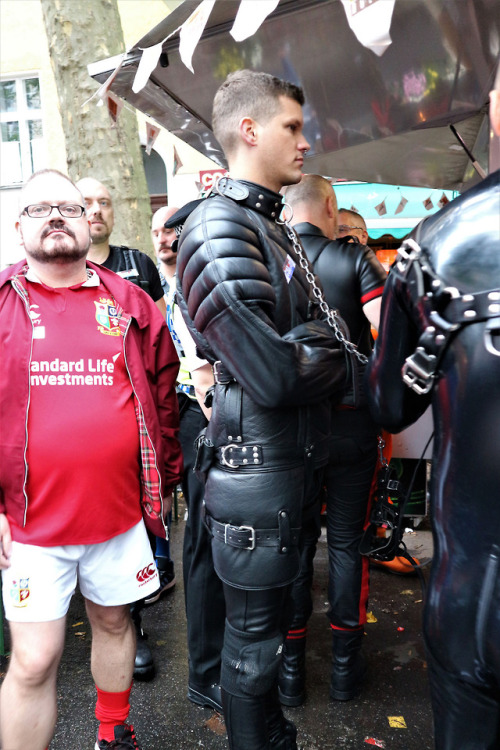 leathersub01: He really doesn’t know how lucky he is.