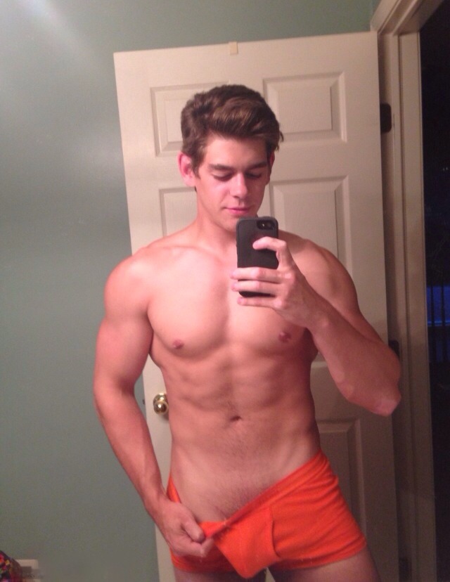 exclusivekiks:  Sexy white boy 🔥🔥  Follow me:  http://exclusivekiks.tumblr.com/