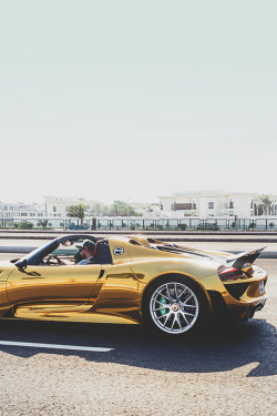 azearr:  Gold Porsche 918 | Source | Azearr