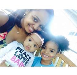 xbeautifulcontradictionx:  pearlsandsweatpants:  Kyla Pratt with her daughters, Lyric and Kai! 😍  😍😍😍