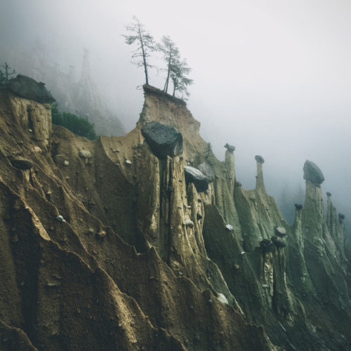 turn-me-inside-out:zinge:archatlas:Otherworldly ‘Earth Pyramids’ Captured in the Foggy Early Morning