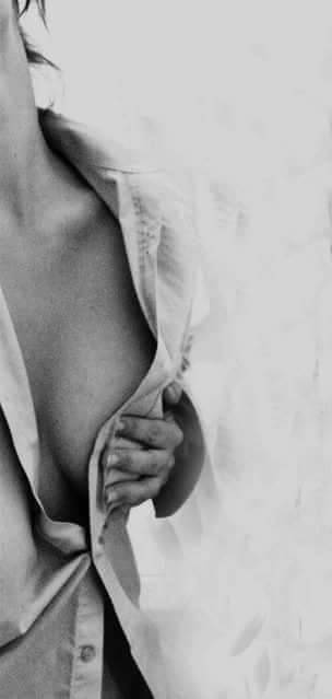E, aperta la camicia sullo sterno,affondasti la linguadentro al mio cuore nudoW. Whitman