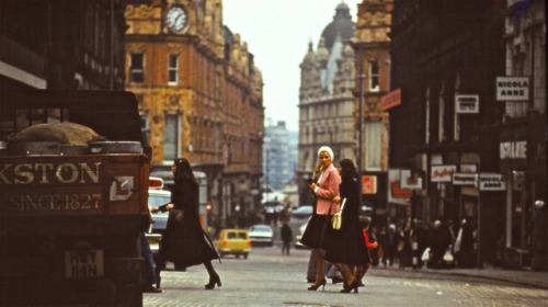 vintageeveryday:70 fascinating vintage color photographs that capture life in Leeds in the 1970s.