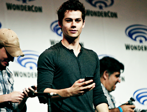 devildoll:  jesperfahey: Dylan O’Brien @ WonderCon 2014 ©  THE AGONY CONTINUES 