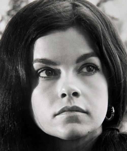 retrogirly:  Genevieve Bujold