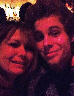 fivesource:  luke + selfies with his mum 