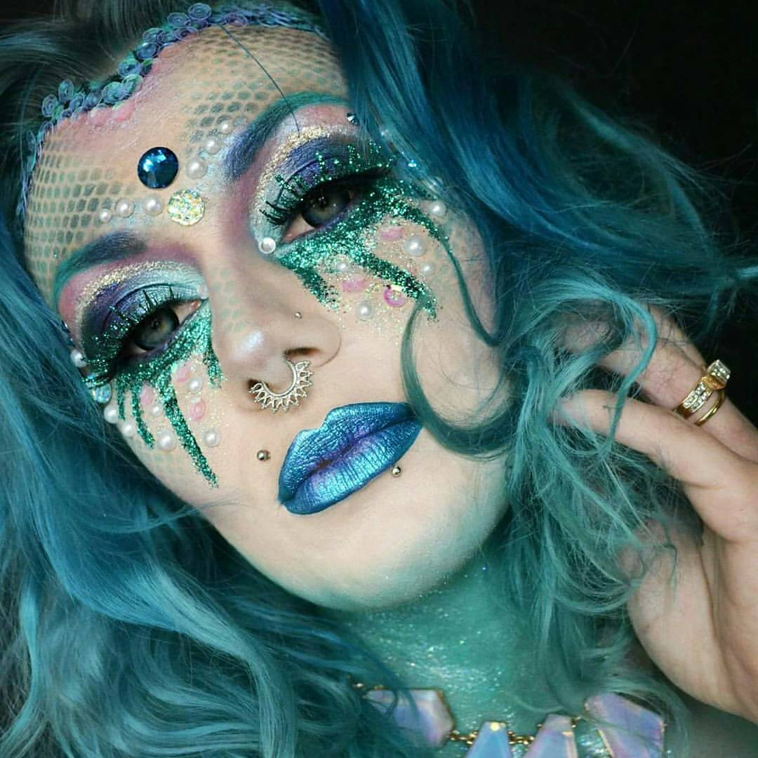<p>Day 6 GLITTER #31daysoffaceartchallenge design from @toxictinacreations #glitter #faceart #dupemag</p>