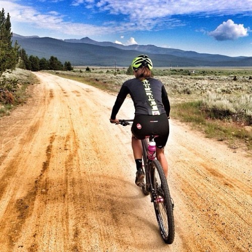 dfitzger: By castellicycling: #tbt our friend @lauraomeara acclimating for Leadville last year. Now