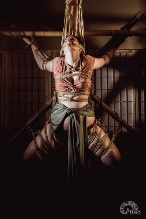 Hashira crucifixion with feroxisaurus(IG Kinbaku: me. Photo: @windshear-fet