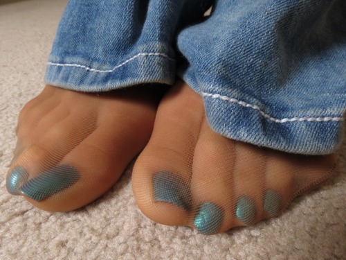 hosetoes4ever: Orias’ lovely toes in metallic blue…
