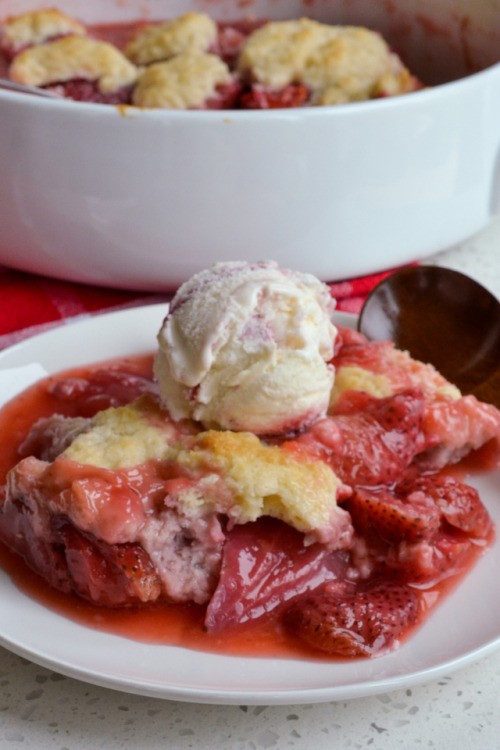 An easy Strawberry Cobbler made with fresh strawberries and a buttery biscuit topping made with butt