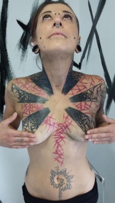 Extreme Tattoos und Piercings bei Frauen