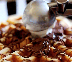 lustingfood:  Nutella Waffles (x)
