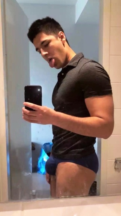 rainbowboy3: Oh… 2 selfies from my brother to let me know that he is horny again and that he wants t