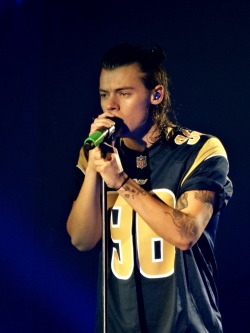 icanhazzalou:  Harry wearing Michael Sam’s jersey in St. Louis, MO. 