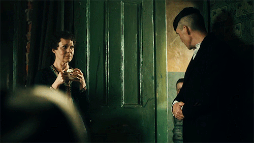 thesoldiersminute:— PEAKY BLINDERS S04E05 #polly gray#tommy shelby#charlie shelby#arthur shelby#s4#gifset