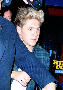 harrystylesdaily:  Niall leaving Hill and Country Bar & Restaurant in NYC - 12/08 (HQs) 