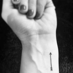 pequenostatuajes:  Pequeño tatuaje de una flecha en la muñeca de Hales.
