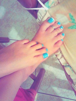 sundaysfeet:  my lovely pedicured toes!!       