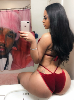 maceleven:  https://www.instagram.com/strellakatuncut  THAT ASS IS LIKE WHOA!