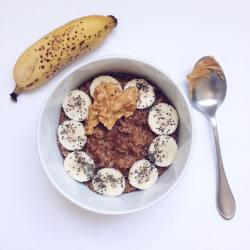 healthyli:  It might be 30°C outside but imma still eat my oatmeal 🔥 Cocoa oats with banana, peanut butter and chia seeds. Keep it simple ✔ 