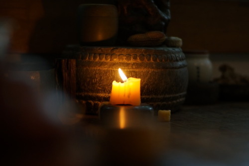 阴天 微雨 燃烛吃茶 Light a candle to drink a cup of tea