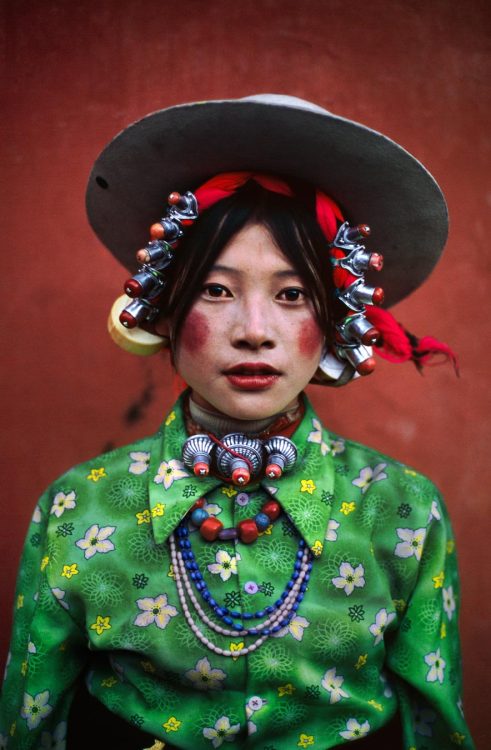 “ Women of the World
Photos by Steve McCurry
”