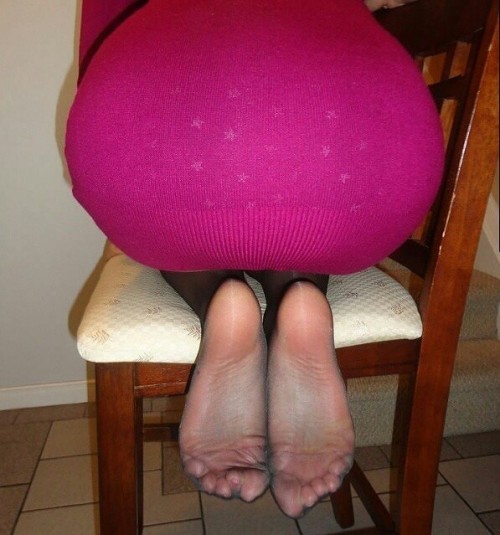 frenchnyloner: nylonfeet-italia: Do you like the… Backside? #tights #pantyhose #nylons #ass (