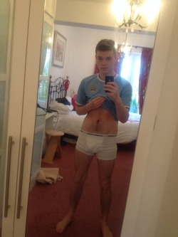 str8uklads:  mybritsinboxers:  ben from manchester in his fot top and ex girlfriends thong, seriously hoy guy :)  Yummy 