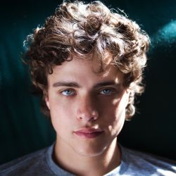 hotfamousmen:  Douglas Smith