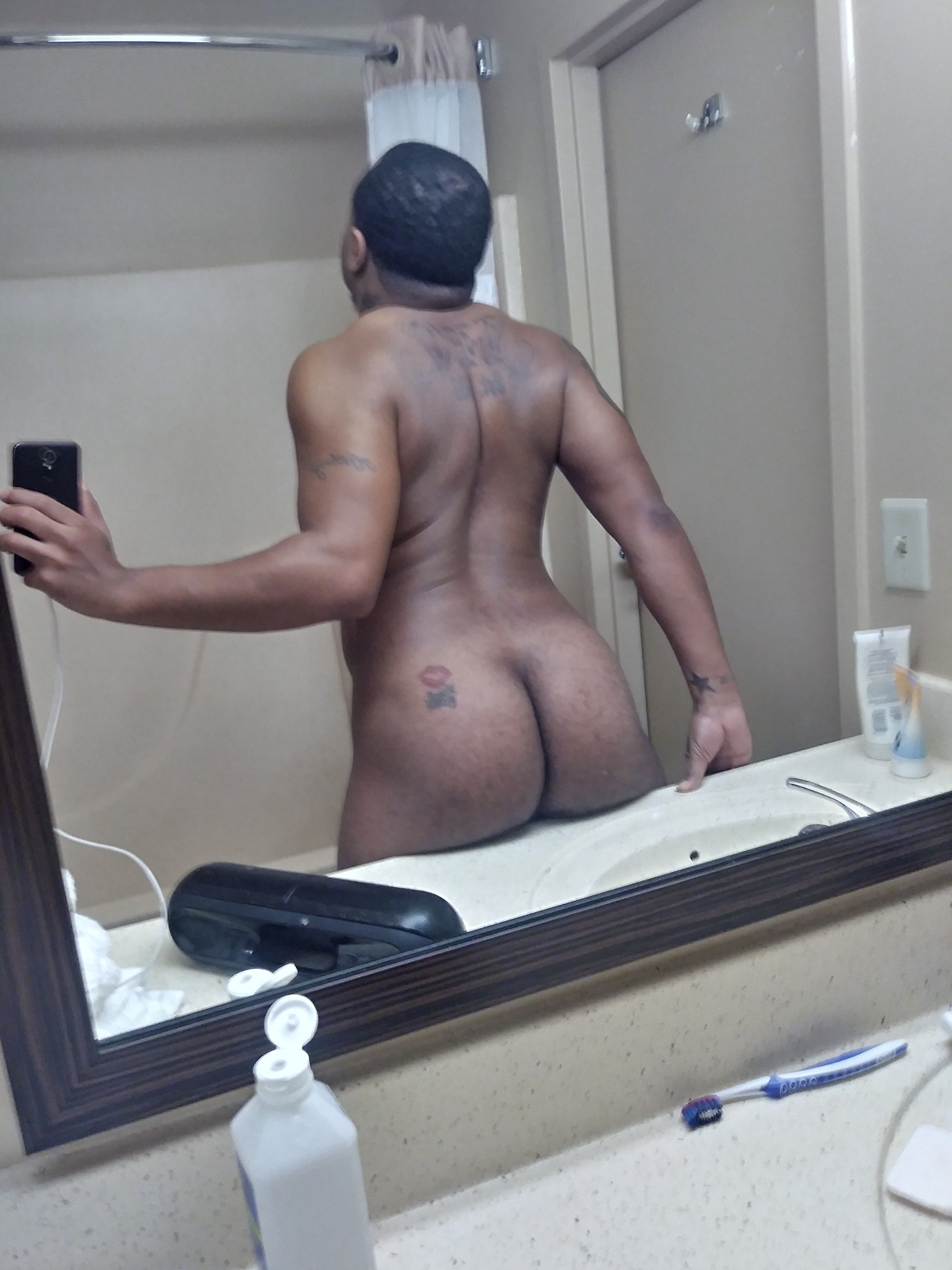 bigboyyturnup:  Everybody love a big booty (Vers) Top 😂😂   IG: LeauxAngel SC: