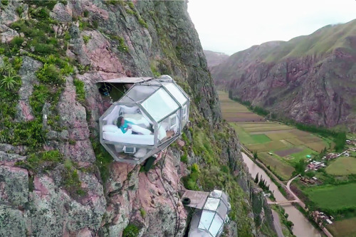 HOTEL ALLOWS GUESTS TO SLEEP IN TRANSPARENT CAPSULES 400 FEET ABOVE GROUNDFor just $300 USD you can 