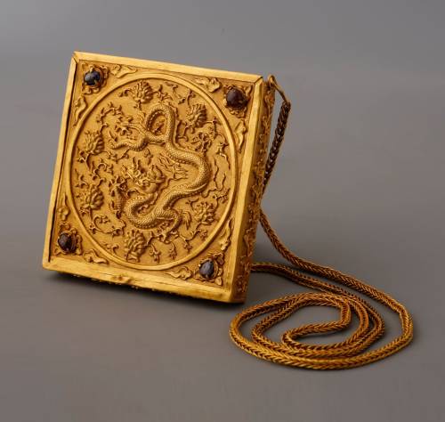 (via Flat gold box with gold chain. China, Ming Dynasty, around 1500 [1900x1800] : ArtefactPorn)
