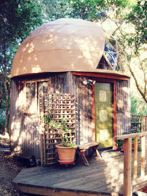 earthmedicina: wildbindi:  GeoDome Topped Tiny House  dreamy