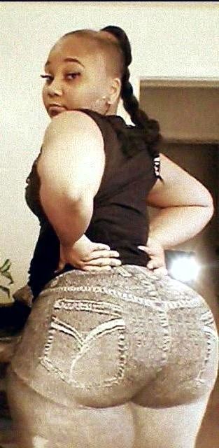 thickazzgurlz:  fletchertrowan:  Whoa…  Thickazzgurlz 