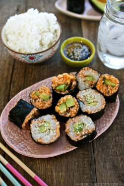 vegan-yums:  Avocado carrot sushi rolls /