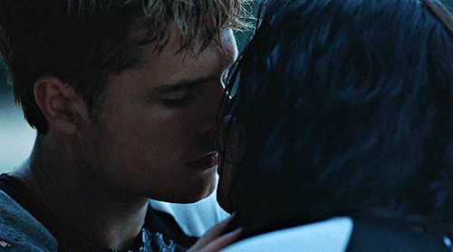 romancegifs:THE HUNGER GAMES: CATCHING FIRE (2013) dir. Francis Lawrence