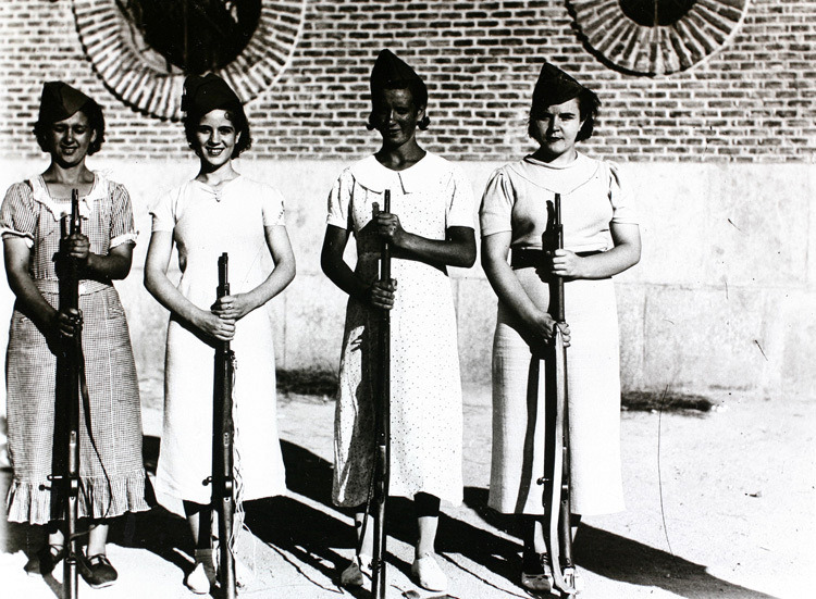 vintageeveryday:  30 amazing photos of militia women during Spanish Civil War in