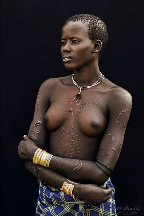 Members of the Bodi tribe of EthiopiaThe Mekan or Me'en are an ethnic minority group inhabiting sout