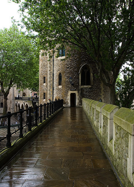 bluepueblo:  Rainy Day, Tower of London, England photo via holly  I can&rsquo;t